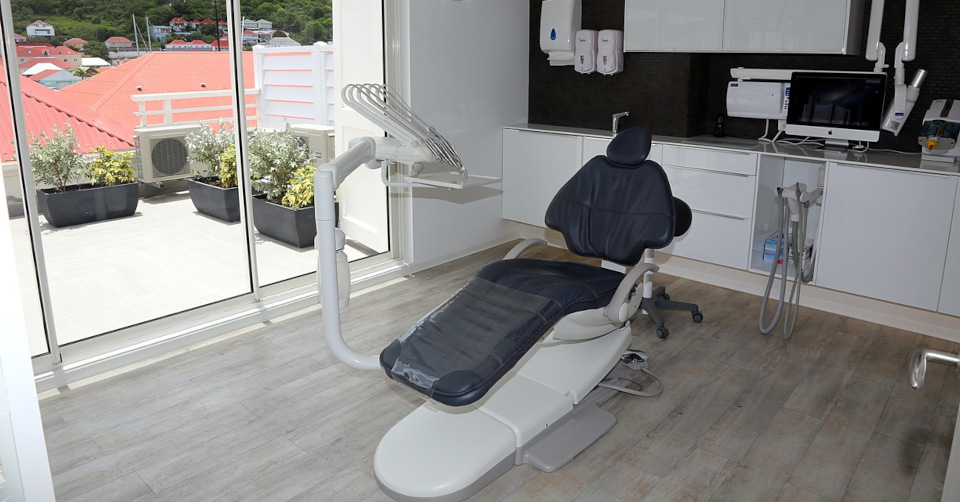 Dr. Perrine Rousson & Dr. Romain Gardette Dentist in Saint Barthélémy (97133) Tél. (+590) 5